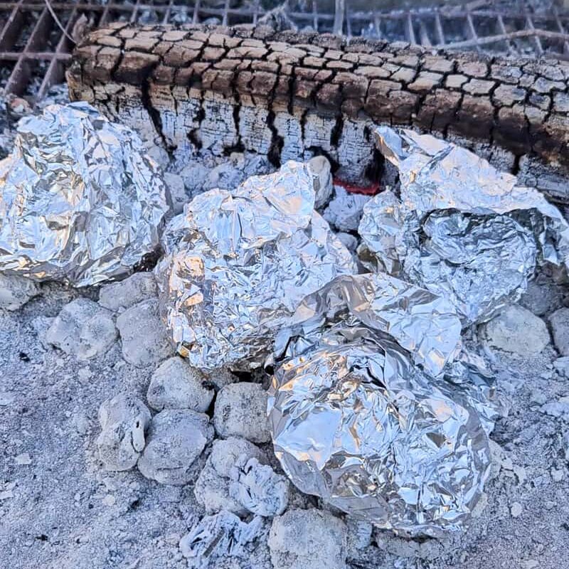 cook cake in an orange over the campfire in foil packets with this easy camping dessert recipe 