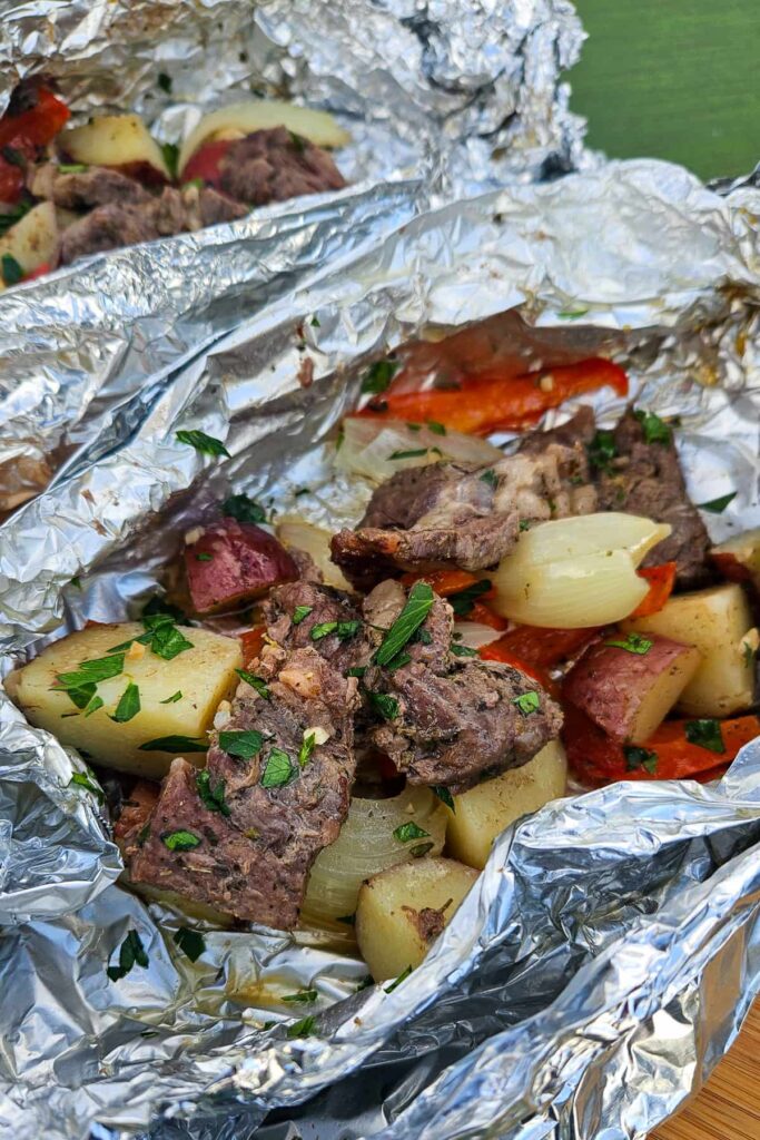 grilled foil packet recipe with steak, potatoes and peppers